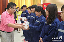 五洲醫(yī)院院長李三群為環(huán)衛(wèi)工人代表贈送藥箱